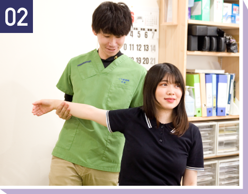 肩甲骨と肩関節の可動域を確認します